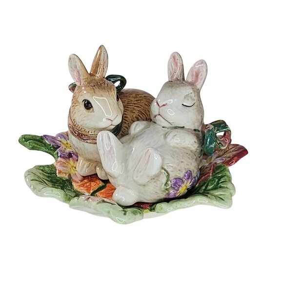 Fitz And Floyd Woodland Spring Bunny Rabbit Salt & Pepper Shaker Set Leaf Plate - Picture 1 of 13